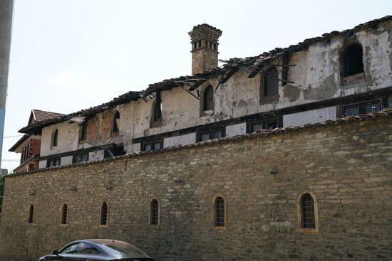 einige Gebäude der Tekke verwahrlosen unter türkischem Besitz