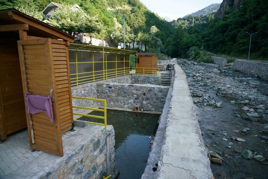 es gibt zwei Becken mit Mineralwasserquellen, eines für Männer, eines für Frauen