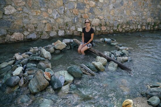 einige der Quellen sind von lose aufgeschichteten Steinen eingefasst und mit Brettern zum Sitzen versehen