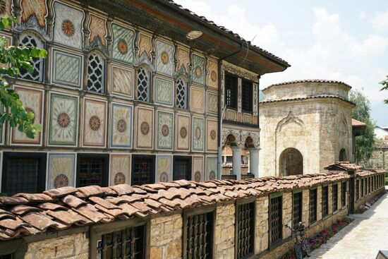 die Fassade der mit Arabesken verzierten "bunten Moschee"