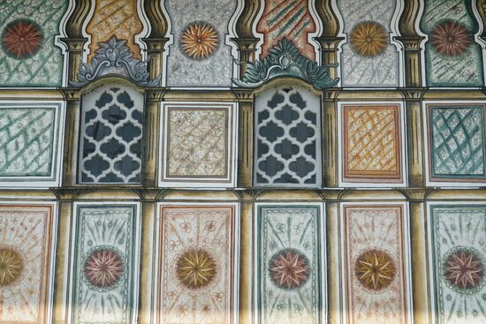 die typischen, flächig stilisierten Ranken aus sich gabelnden Blättern