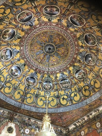 wir stehen unter der riesigen Kuppel, die sich über den roten Teppich spannt