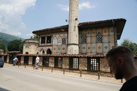keine auffällige Kuppel ziert außen das Dach der Moschee