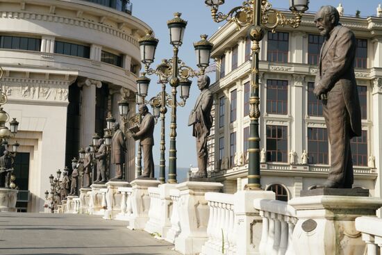 unzählige lebensgroße Figuren flankieren die Brücke