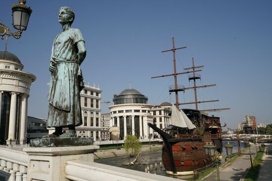 eine Galeone am Pier des Vardar