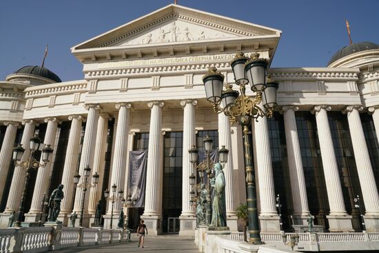 vor uns das archäologische Museum von Nordmazedonien