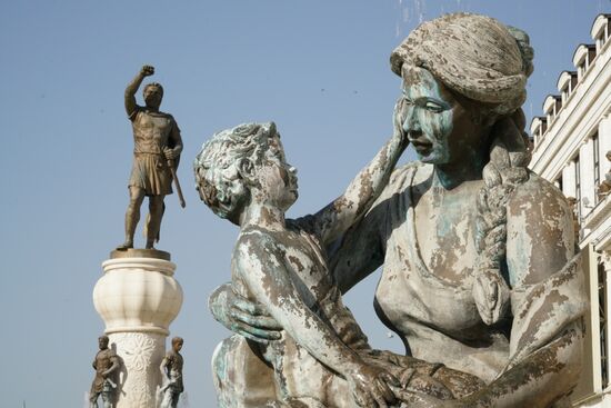 Olympia mit Kind.
Im Hintergrund der Gründer Mazedoniens, Philip II, überlebensgroß auf einer Säule