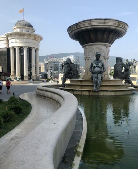 gewaltige Springbrunnen auf dem großen Platz hinter der Steinbrücke