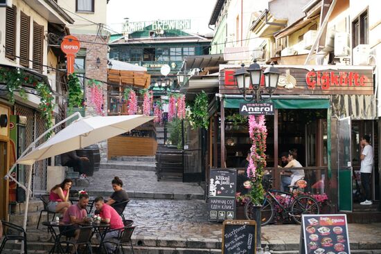 es gibt aber auch noch die Cafés für die Alteingesessenen
