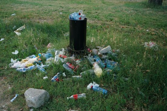 auch in diesem Park werden überfüllte Mülleimer immer weiter gefüllt