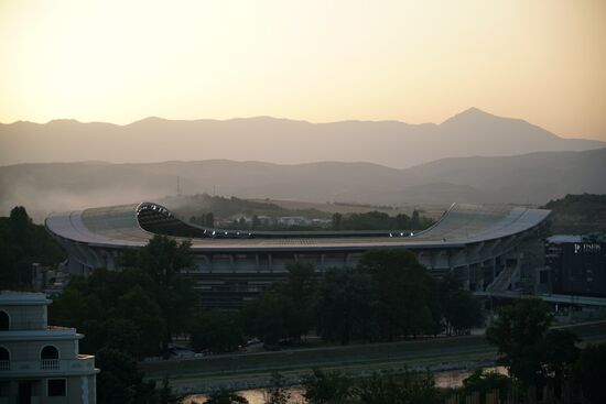 vom Burghügel hat man eine wunderbare Aussicht auf das geschwungene Stadion vor den Bergen