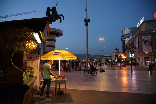 abends unter der neuen Aleksander Statue auf dem Hauptplatz 'Makedonija'