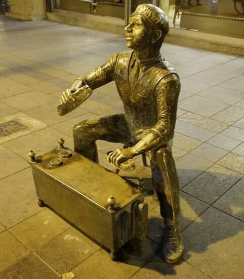 der Schuhputzer aus Messing lässt sich nicht aus der Ruhe bringen