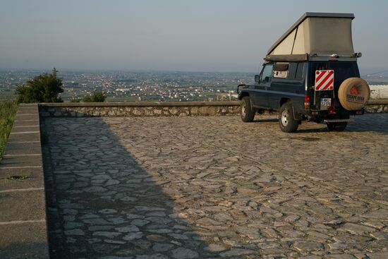 Übernachtungsplatz hoch über dem albanischen Schwemmland