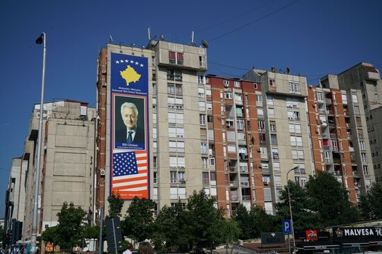 ein riesiges Konterfei von Bill Clinton schmückt die Fassade eines Wohnhauses