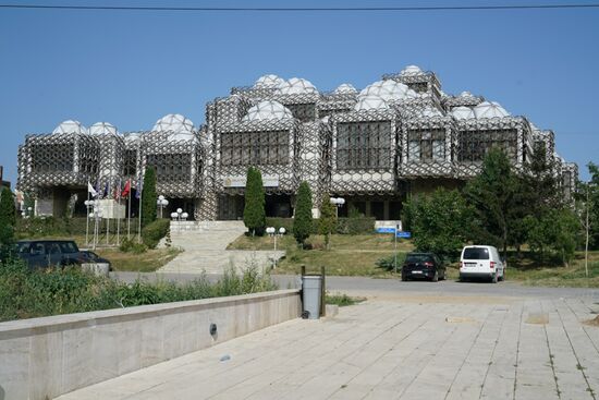 die Architektur der Nationalbibliothek des Kosovo ist gewöhnungsbedürftig