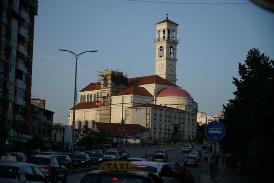 die noch nicht ganz fertiggestellte Kathedrale der Mutter Teresa