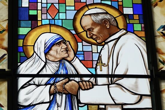 Kirchenfenster der Kathedrale. Mutter Teresa wurde 1910 in Skopje geboren