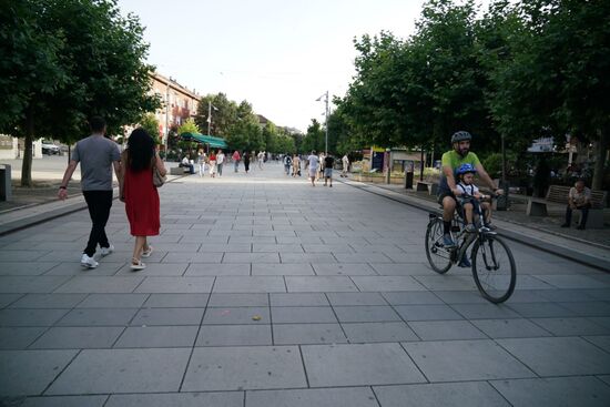 die Fußgängerzone von Priština ist überbreit, von zur Zeit noch kleinen Bäumen gesäumt, nicht der Ort, der zum Verweilen einlädt