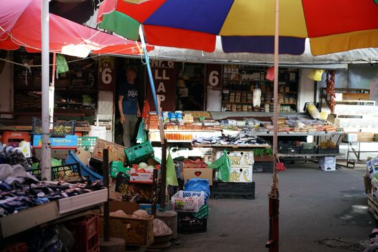 hier spielt sich das Leben unter schattenspendenden Schirmen ab