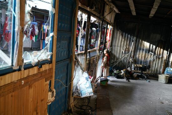 plötzlich sehen wir von hinten in einen völlig zerstörten Laden hinein