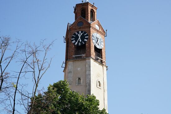 der Uhrenturm am Rande der Altstadt von Priština