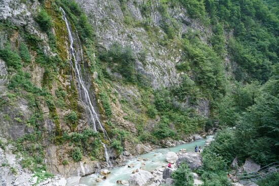 von hoch oben fallen die Bergbäche in die Tiefe