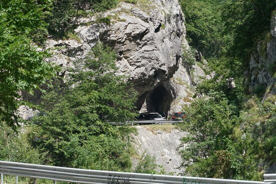 es geht durch enge Natursteintunnel