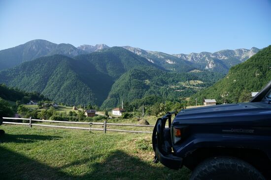 jetzt sitzen wir mit Visar vor seinem "Guest House" und blicken in die alpinen Berge des Kosovo.