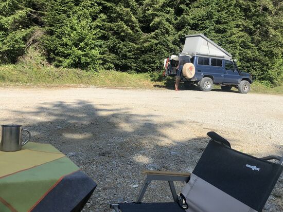 im Halbschatten der Bäume es sich sehr gut frühstücken