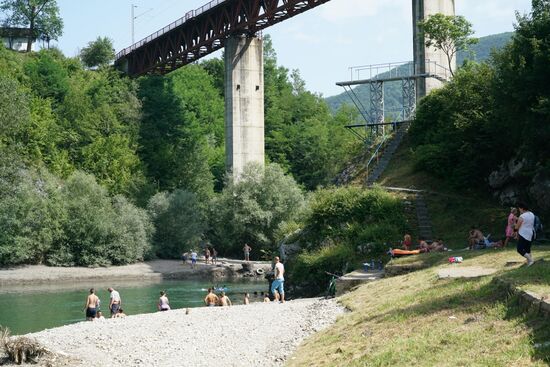 Naturbad im Fluss mit Sprungturm unter der Bahnbrücke.
Gut für einen Sprung in ein abkühlendes Wasser