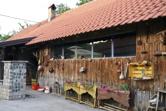 das Haus von Ratko ist mehr ein Bauernhof als ein Campingplatz