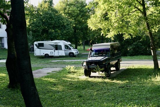 während wir in der Stadt sind, steht der Wagen hier unter den Nussbäumen schön im Schatten