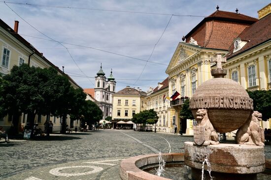 in der gesamten Hauptachse der Stadt fahren keine Autos
