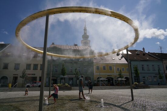 ein etwas eigenartiger Springbrunnen auf dem Marktplatz versprüht Nebelschwaden