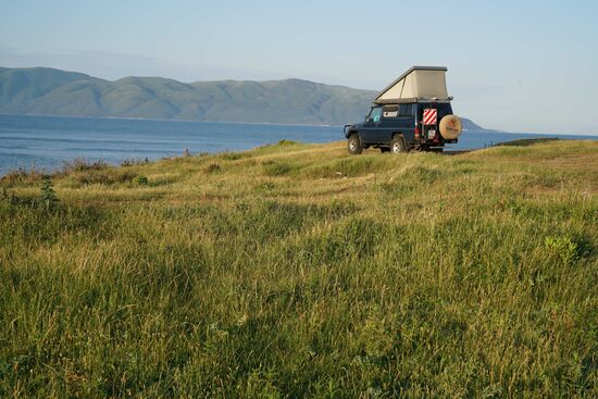 wir stellen uns etwas abseits der Paradeplätze oberhalb der Klippen