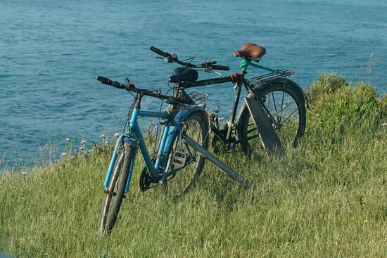 zwei Fischer haben ihren Fahrräder abgestellt