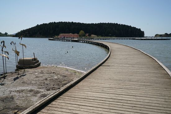 der Weg zum Kloster führt über eine geschwungene Holzbrücke