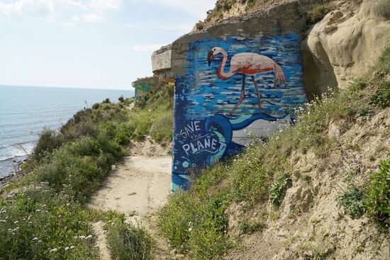 ein Bunkereingang mit dem Motiv eines Flamingos gestaltet