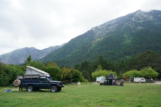 wir stehen auf einer Wiese, etwas abseits der Pass-Straße