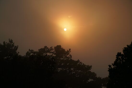 die Sonne ist nur noch als heller Fleck zu erahnen