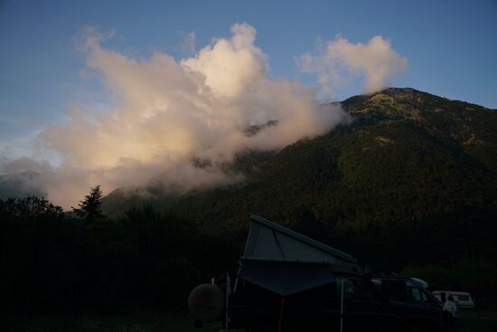 ein stetiges Wolkenspiel zwischen den Bergen