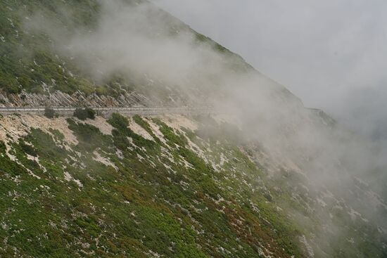 die Wolken schweben in Fetzen an uns vorüber