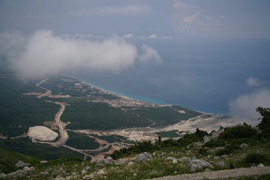 die Küste bei Dhërmi ist in eine riesige Baustelle verwandelt worden