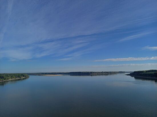 Donaubrücke mit Blick auf die Dreiteilung der Donau