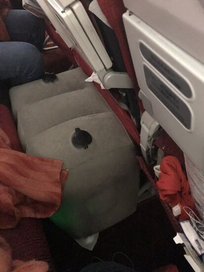 aufblasbarer Hocker im Flugzeug als Sitzverlängerung für unsere Tochter