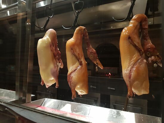 Ein Blick auf die Pekingenten bei Siji Minfu