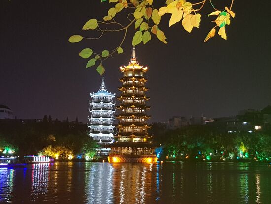 Blick auf den Sonnen- und Mondturm am Shanhu See