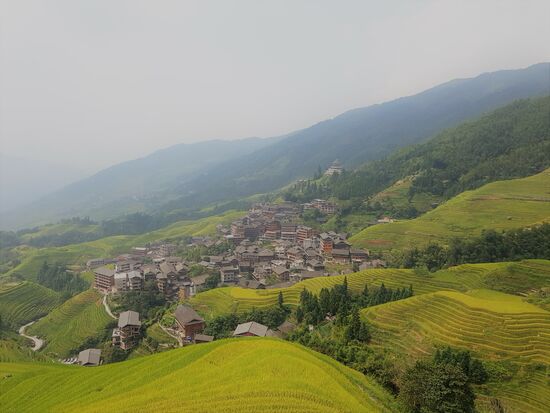 Ausblick auf die Reisterrassen mit den Dörfern Zhuang und Ping'an