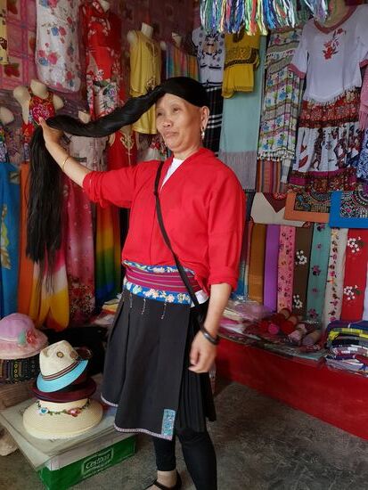 Yao-Frau beim Öffnen der Haarpracht